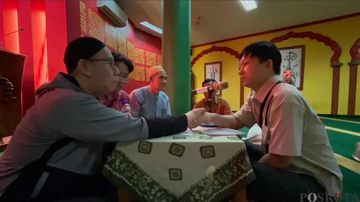 Jembatan Hidayah di Masjid Lautze, Ustaz Hans Pandu Puluhan Warga Tiongkok Bersyahadat