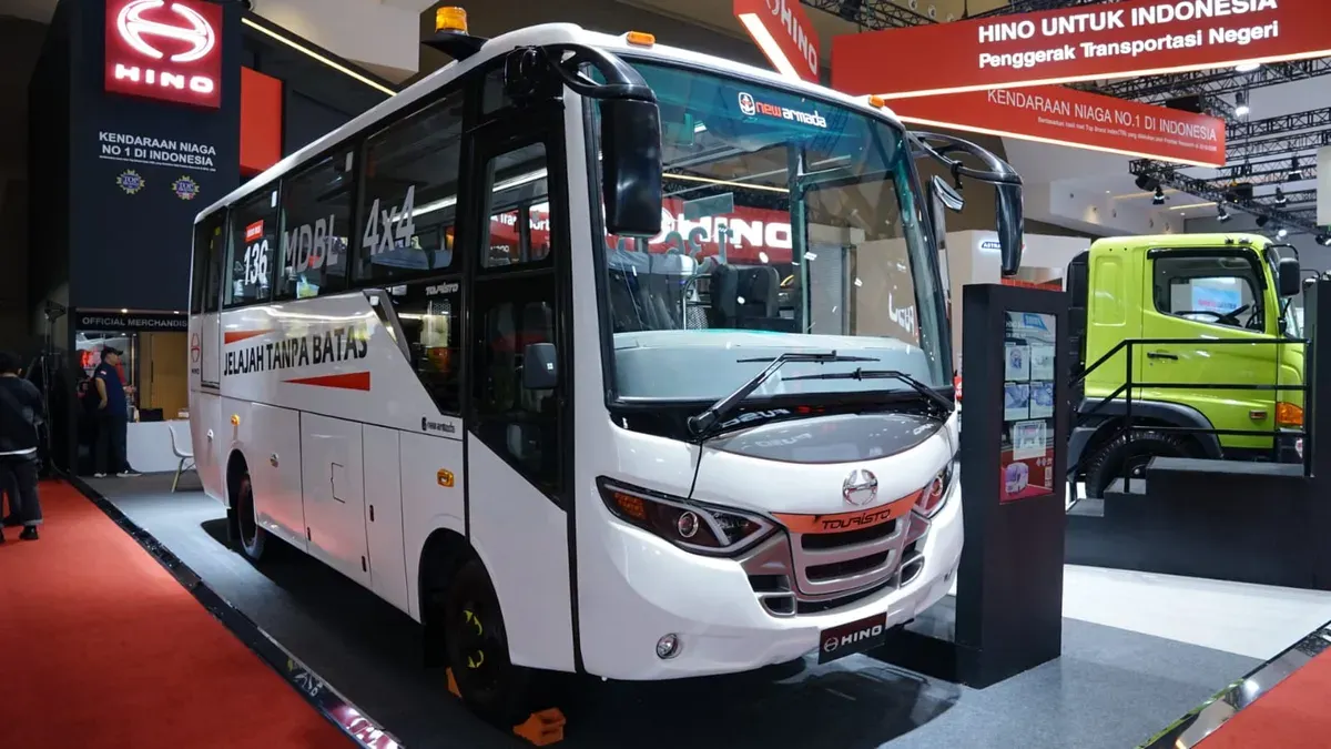 Hino Luncurkan Bus 4×4 di GIICOMVEC 2026, Cocok untuk Perkebunan dan Tambang