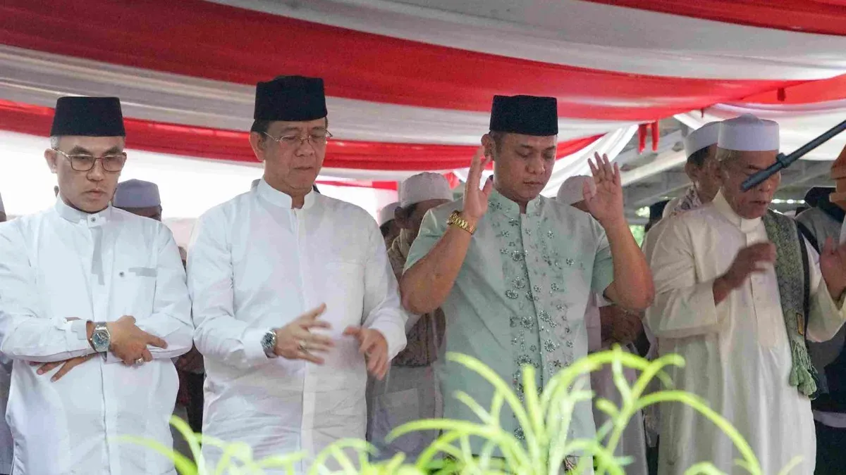 Salat Idul Adha Bareng Warga Setu, Plt Bupati Bekasi Ajak Tingkatkan Empati dan Kepedulian Sosial