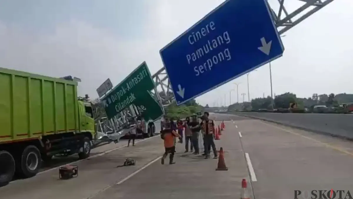 Dump Truk Tabrak Rambu Penunjuk Arah di Tol Cijago, Lalin Arah Limo Macet 500 Meter