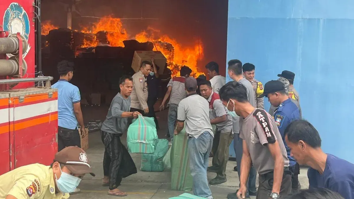 Kebakaran Hebat Landa Gudang Bahan Plastik di Serang, Petugas Gabungan Dikerahkan