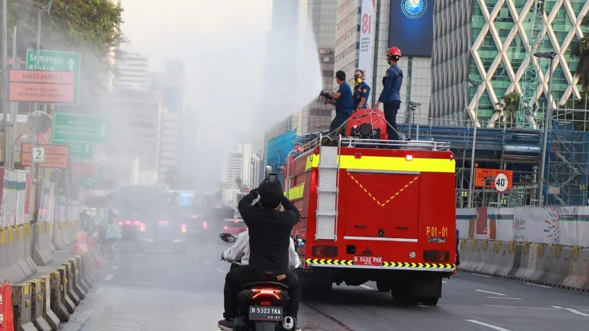 Jakarta Bebas Abu Anak Krakatau, Pemprov DKI Tetap Siram Water Mist Bersihkan Sisa Residu Udara