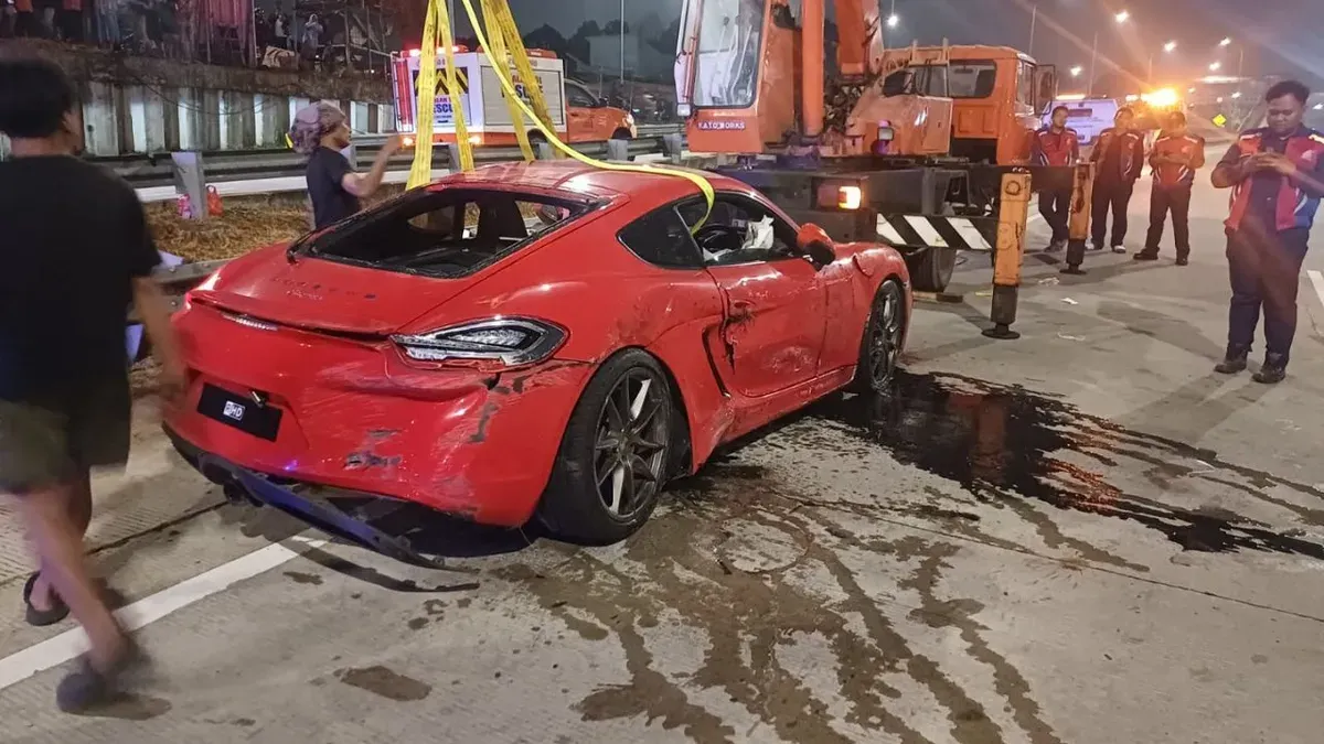Hantam Pembatas Tol Desari, Mobil Sport Porsche Terperosok ke Saluran Air